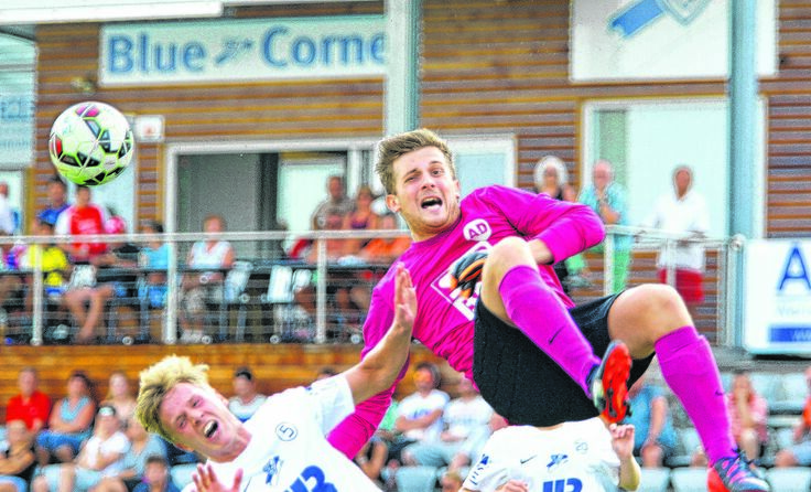 Drei Mal hinter sich greifen musste Admira-Goalie Marcel Schoeffmann. Foto: Berles