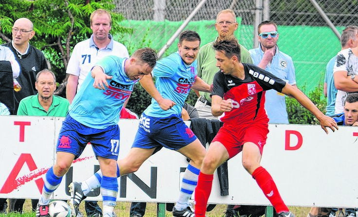 Thomas Zemann (l.) schoss den ASK St. Valentin zum 1:0-Sieg. Foto: Meier