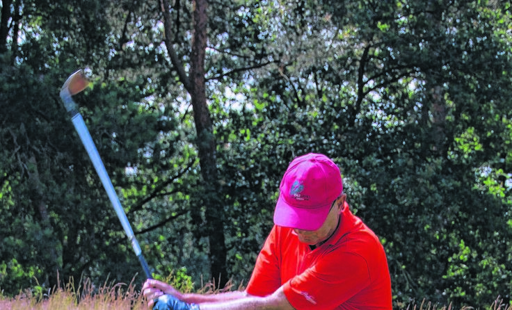 Für den GC Pfarrkirchen schlägt der Lembacher Rudolf Hauer ab. Fotos: ATSF