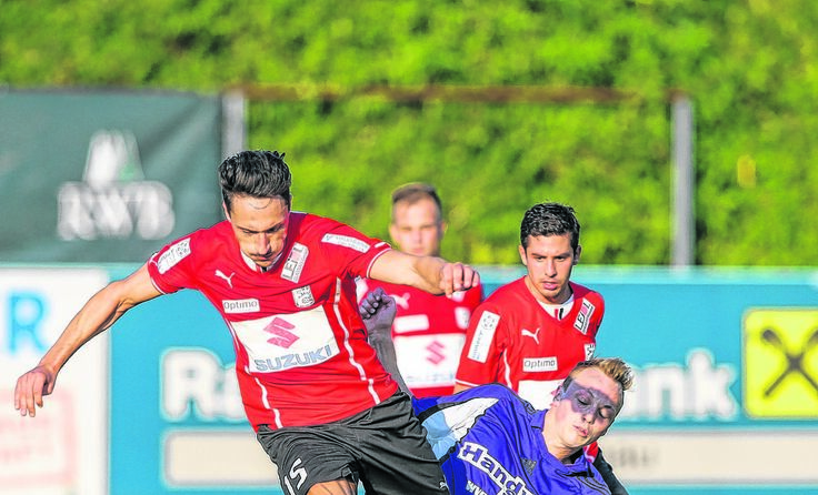 Esternberg (r.) drehte den Spieß in Braunau nach 0:2-Rückstand um. Foto: Furtner