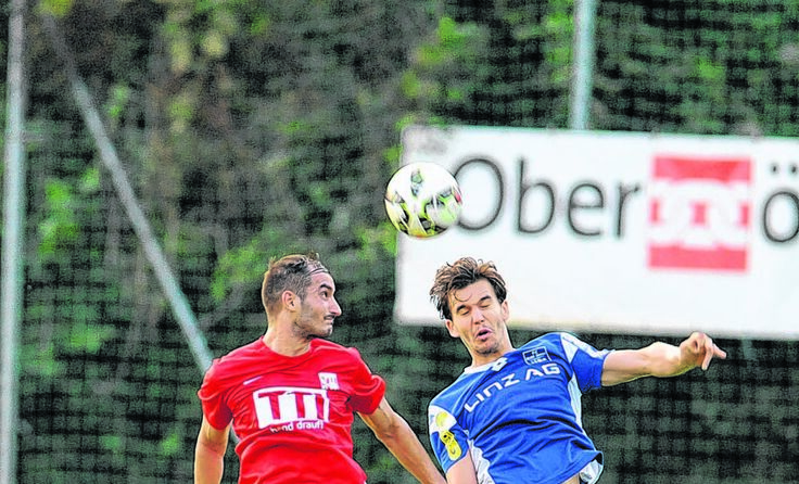 Rexhe Bytyci (l., St. Florian) und Lukas Gabriel kämpfen um die Lufthoheit. Foto: Meier