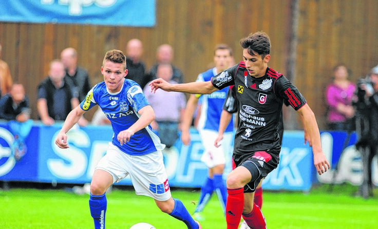 Ante Bajic (r.) verlor mit Gurten das OÖ-Derby bei Blau-Weiß Linz. Foto: Meier