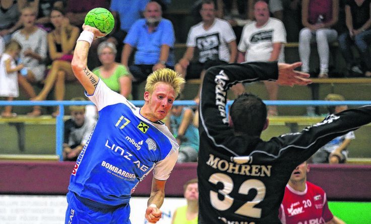 Dominik Ascherbauer (l.) verlor mit dem HC LINZ AG auch in Leoben. Foto: GEPA
