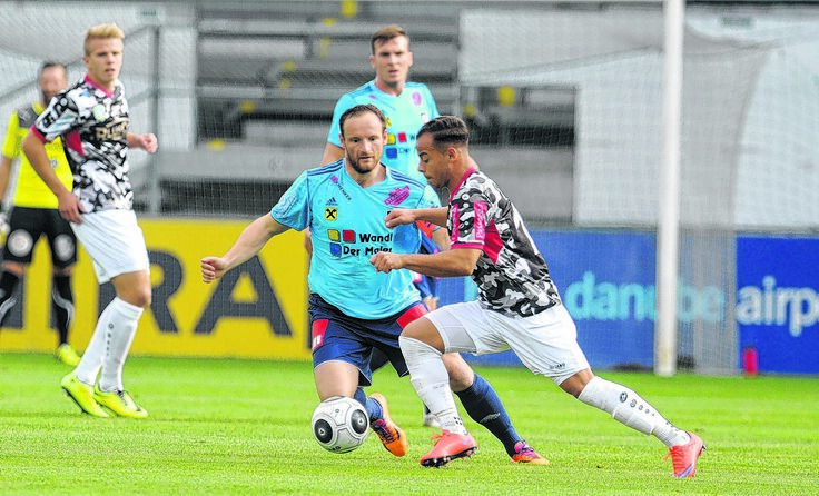Ungeschlagen blieb Martin Feichtinger (M.) mit Gurten in Pasching. Foto: Meier