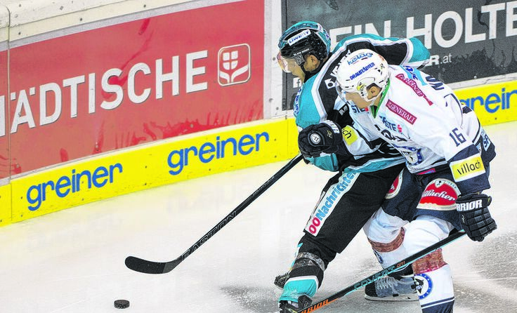Die Black Wings (l. Daniel Mitterdorfer) besiegten den Villacher SV 3:1. Foto: BWL/Eisenbauer