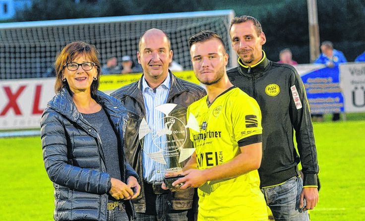 Im Mittelpunkt stand Alexander Haider im heimischen Stadion. Foto: Uwe Winter