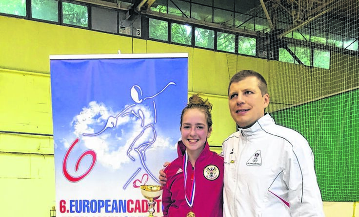 Die 15-jährige Degenfechterin Luise Elmer mit ihrem rumänischen Trainer Robert Rigo Foto: FUL