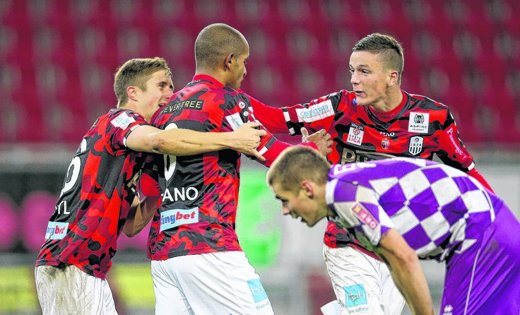 Reinhold Ranftl (l.) und Felix Luckeneder (r.) feiern Mitspieler Fabiano. Foto: GEPA