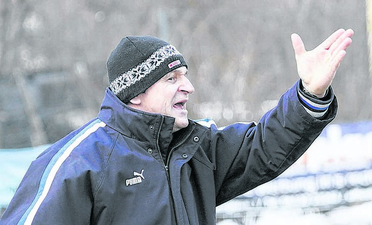 Trainer und „Torfabrikleiter“ Fuad Ustamujic weist Friedburg den Weg. Foto: Pirkes