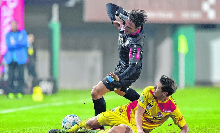 Sein siebtes Saisontor erzielte Rene Gartler (hi. gegen Manuel Haas).  Foto: GEPA