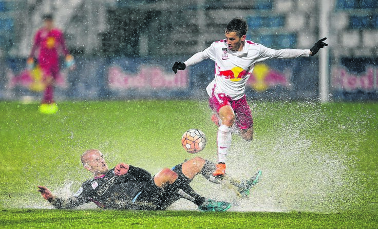 Wasserspiele: der LASK (l. Lukas Grgic) ging gegen Liefering 0:4 unter. Foto: GEPA