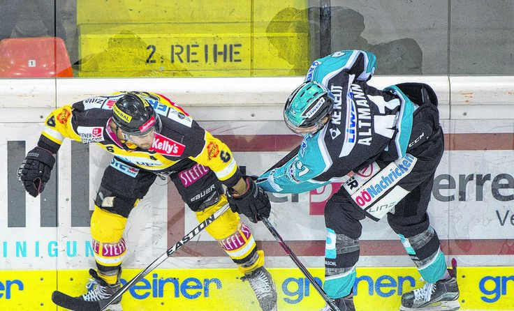 Einen 4:3-Erfolg feierten die Black Wings (r.) auf Wiener Eis. Foto: BWL/Eisenbauer