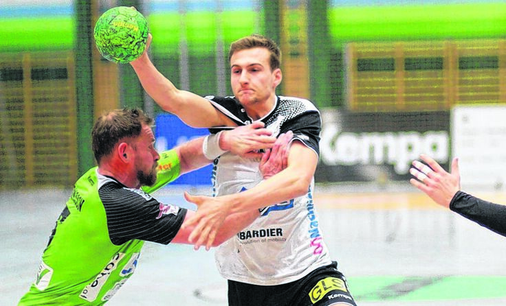 Beim Tabellenführer verlor der HC LINZ AG (r. Philipp Preinfalk). Foto: Wolfgang Pichler
