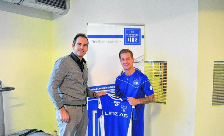 Blau-Weiß-Sportchef David Wimleitner begrüßt Daniel Kerschbaumer. Foto: BW Linz
