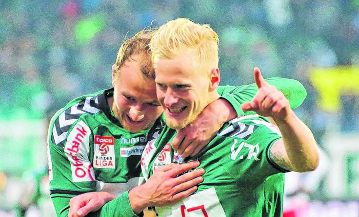 Thomas Fröschl (r.) verwertete einen Pass von Gernot Trauner (l.). Foto: Hörmandinger
