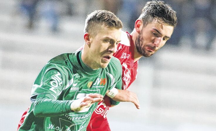 Wallern (l. Harun Sulimani) verlor das OÖ-Derby bei Vorwärts Steyr 0:2. Foto: Moser