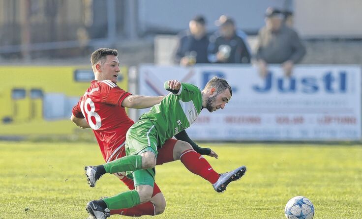 Ein rassiges Duell lieferten sich SK Schärding (l.) und SV Friedburg. Foto: Florian Ertl