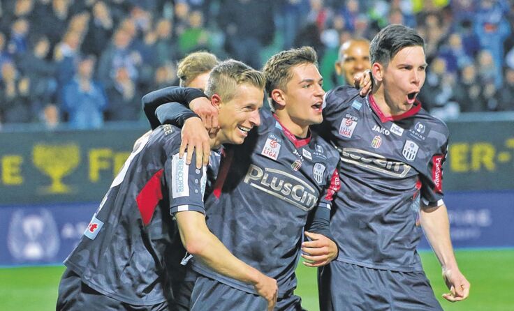 Thomas Hinum (l.) machte den Sack in der Nachspielzeit zu. Foto: Hörmandinger