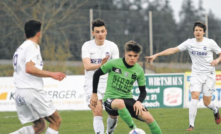 Stefan Berndorfer (M.) erhöhte für SU Rohrbach/Berg auf 2:0. Fotos: Pirkes