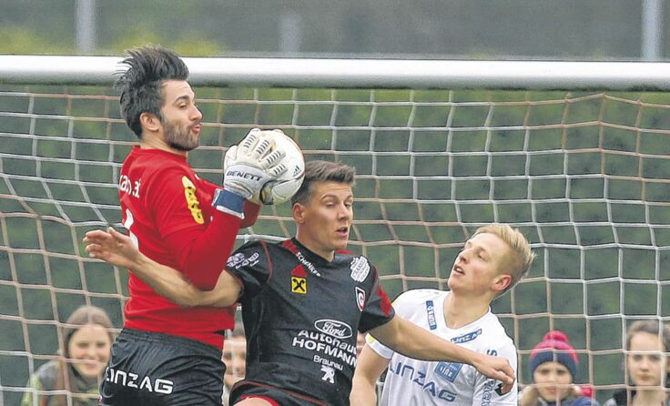 Gurten (M.) forderte Titelanwärter Blau-Weiß, verlor am Ende aber 1:4. Foto: Furtner