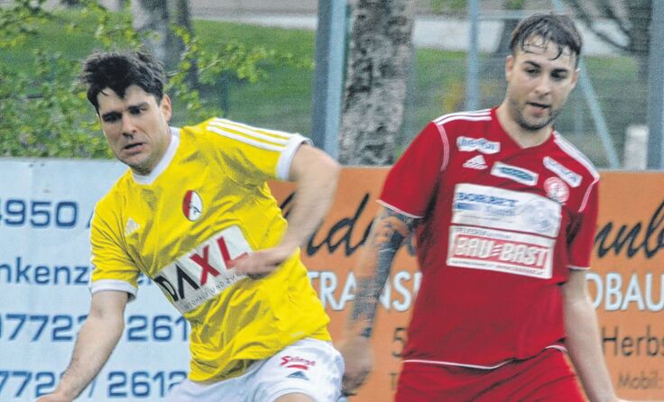Wieder ins eigene Tor traf Thomas Huber (r. gegen Genadi Petrov). Foto: Vorich