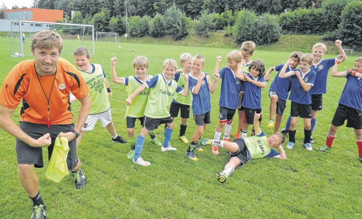 Viel Spaß macht dem Nachwuchs das Training mit Lukas Leitner (l.). Foto: FFF