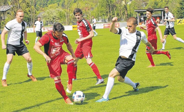 Utzenaich (r.) kanterte auswärts Schlusslicht Bad Goisern nieder. Foto: Hörmandinger