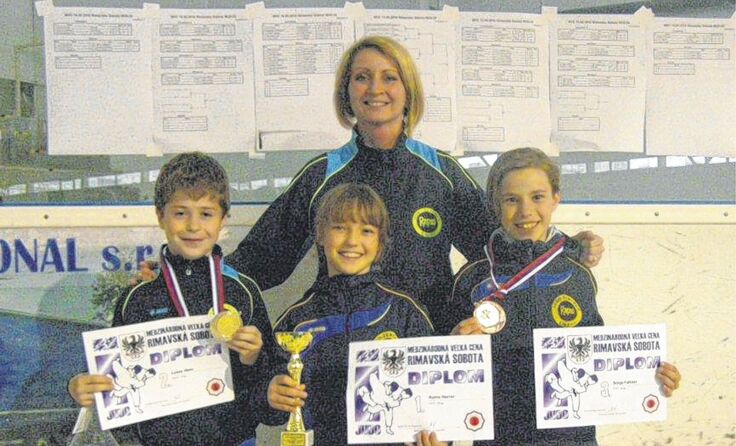 Die jungen Medaillengewinnerinnen mit Trainerin Judit Pisarova Foto: JZ