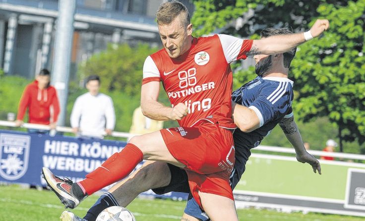 Grieskirchens Torjäger Daniel Lindorfer musst verletzt vom Platz. Foto: Meier
