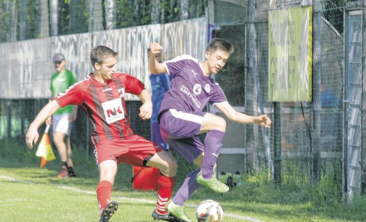 Neufelden (r. Sultan Jumaliev) schoss St. Peter/W. mit 6:0 vom Rasen. Foto: Pirkes