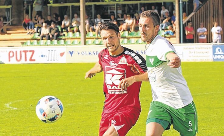 Der SV Friedburg (r.) verlor überraschend bei Absteiger Bad Goisern. Foto: Hörmandinger