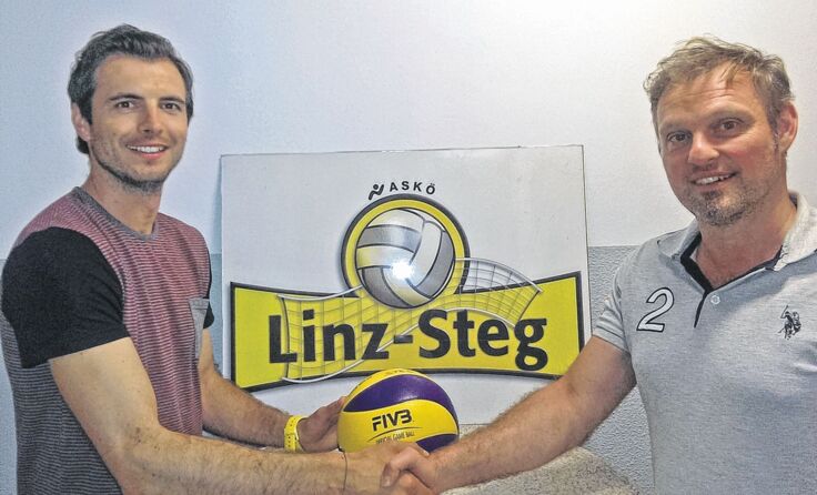 Manager Andreas Andretsch (r.) empfängt Neo-Trainer Roland Schwab. Foto: Askö