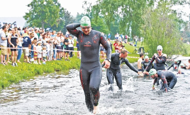 Triathleten aus 21 Nationen bevölkerten den Pleschinger See. Foto: TriRun