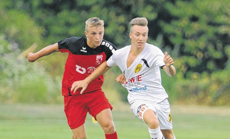Offensivspieler Patrick Strauß (l.) kann auch ordentlich zupacken. Foto: Walter Meier