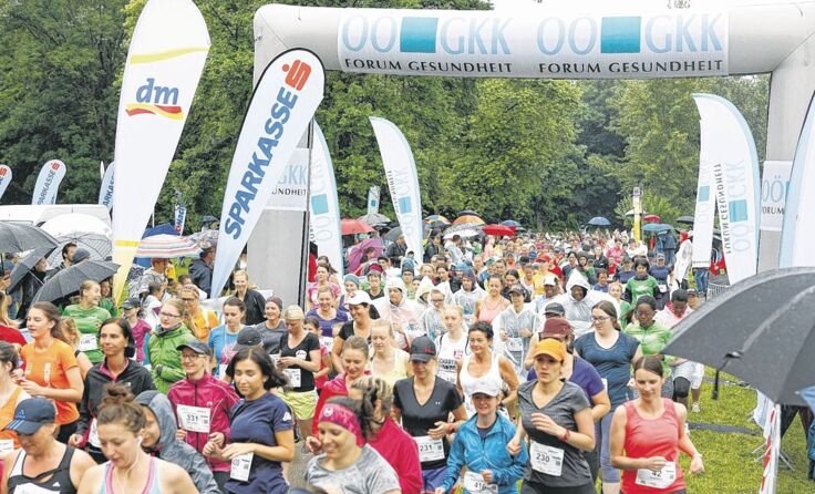 704 Frauen bewegten sich flotten Schrittes um den Pichlinger See. Foto: Max Habich
