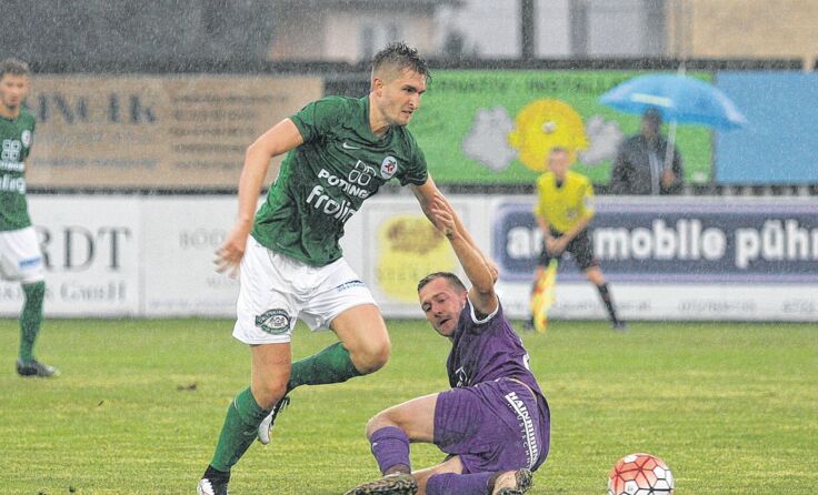 Grieskirchen (l. Ralph Scharschinger) verlor das Derby gegen Stadl-Paura. Foto: Pirkes