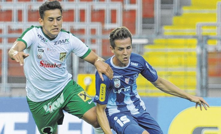 Rene Renner (r.) schoss Blau-Weiß zur Führung gegen Lustenau. Foto: Meier