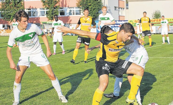 Einen Sieg feierte Friedburg (l.) nach dem Aus im Landescup gegen Vöcklamarkt. Foto: Hörmandinger