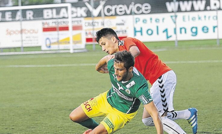 Neuhofen/Ried (hi.) verlor auch bei Titelanwärter Vöcklamarkt 0:1.  Foto: Hörmandinger