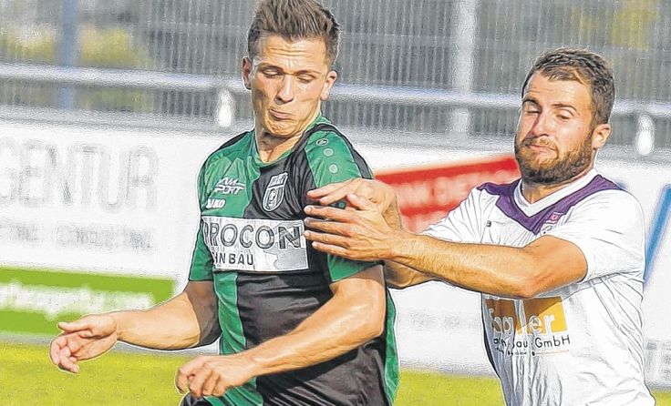 Punkteloses Schlusslicht ist Landesliga-Aufsteiger SU Julbach (r. Reinhard Puffer). Foto: Moser