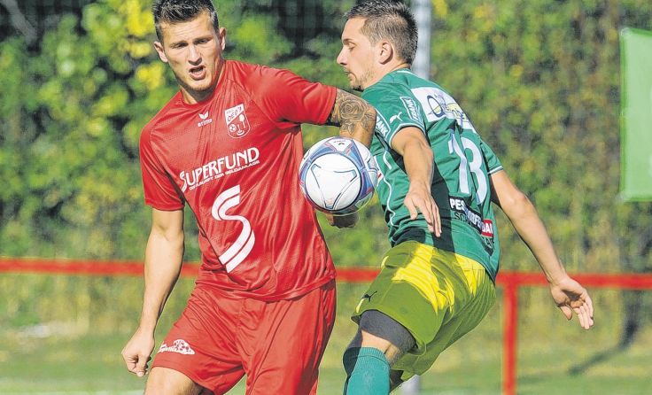 Oedts Gernot Falkner (l.) sticht Doppeltorschütze Thomas Höltschl aus. Foto: Meier
