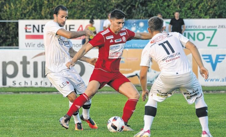 Braunau (in Weiß) hatte im Bezirksderby vor 800 Fans Altheim im Griff. Foto: Vorich