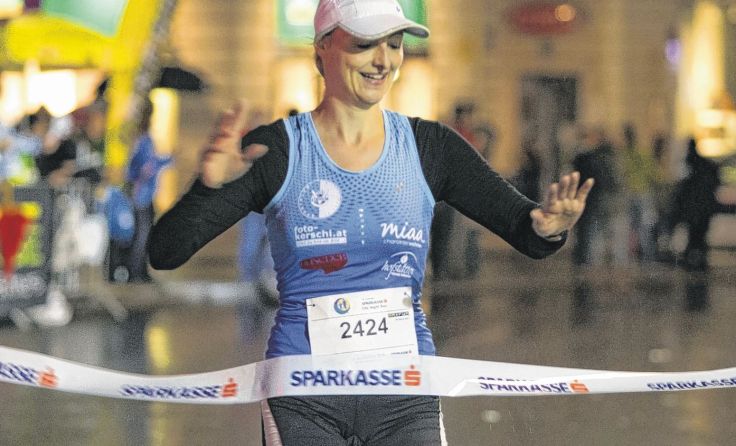 Wer ins Ziel kommt, hat seien nächtlichen Laufqualitäten bewiesen. Foto: Sparkasse/Lui