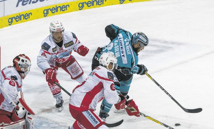 Zweifacher Torschütze gegen den KAC war Dan DaSilva (hi.). Foto: BWL/Eisenbauer