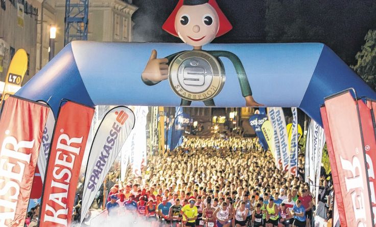 Um 20.30 Uhr machten sich 2400 Nachtschwärmer auf die Socken. Foto: Lui