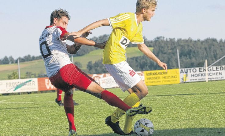 Saisonsieg Nummer sieben in Serie feierte der FC Andorf (r. Niklas Klaffenböck). Foto: Pirkes