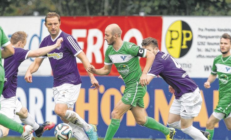 Friedburg (Mi. Kapitän Thomas Fenninger) besiegte Esternberg 2:0. Foto: Furtner