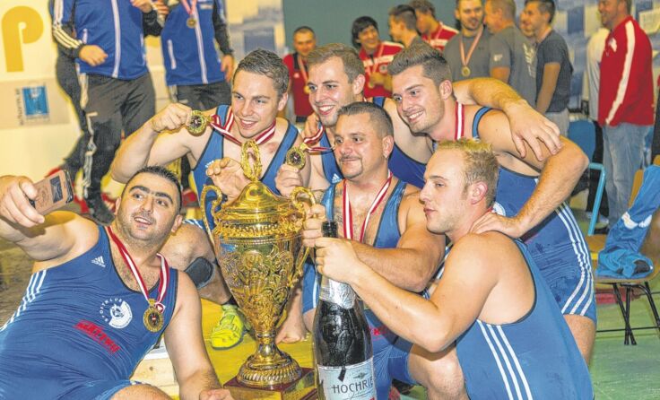 Nach dem Titelgewinn war der Jubel groß und die Korken knallten. Foto: SKV