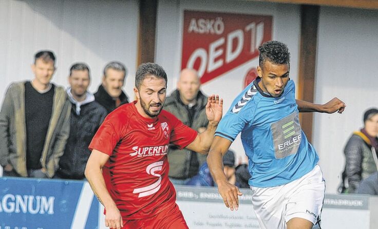 Marvin Egho (r.) verlor mit Neuhofen/Ried bei Aufsteiger Askö Oedt. Foto: Meier
