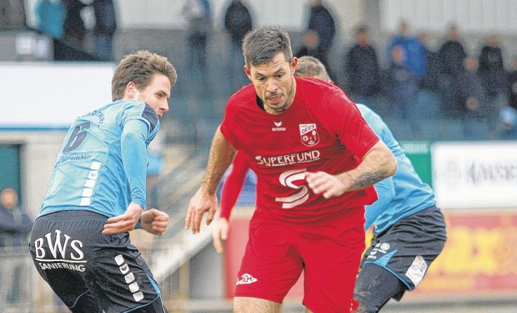 Sein neuntes Saisontor erzielte Oedts Radovan Vujanovic (vo.) in Perg. Foto: Berles